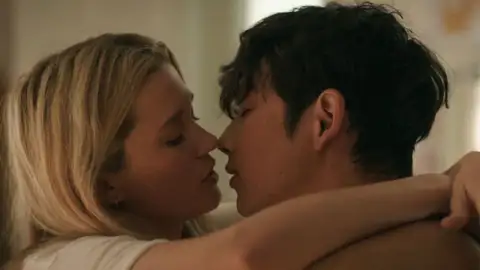 Rain Spencer y Sean Kaufman como Taylor y Steven en El verano en que me enamoré Rain Spencer y Sean Kaufman como Taylor y Steven en El verano en que me enamoré