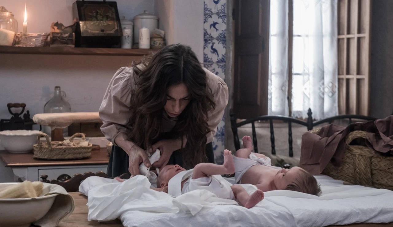 Comienza la venganza de Renata: intercambia a Clara y Catalina para darle a su hija una mejor vida