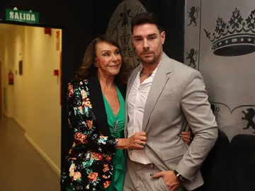 Jacobo Ostos y su madre, María Ángeles Grajal Jacobo Ostos y su madre, María Ángeles Grajal