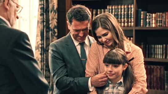 Andr&eacute;s vuelve a casa y descubre que Bego&ntilde;a y Gabriel han firmado los papeles para adoptar a Julia 