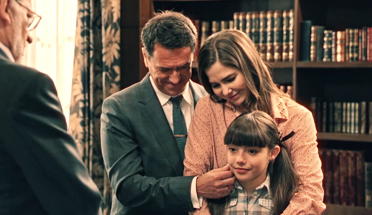 Andrés vuelve a casa y descubre que Begoña y Gabriel han firmado los papeles para adoptar a Julia