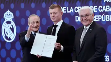 Toni Kroos recibe la Cruz de Caballero de la Orden del Mérito de la República Federal de Alemania Toni Kroos recibe la Cruz de Caballero de la Orden del Mérito de la República Federal de Alemania