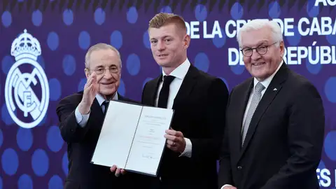 Toni Kroos recibe la Cruz de Caballero de la Orden del Mérito de la República Federal de Alemania Toni Kroos recibe la Cruz de Caballero de la Orden del Mérito de la República Federal de Alemania