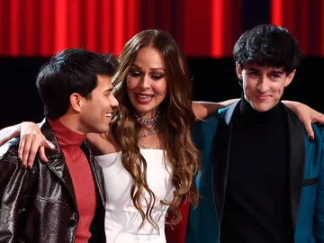 Javier y Pedro, junto a Eva González Javier y Pedro, junto a Eva González