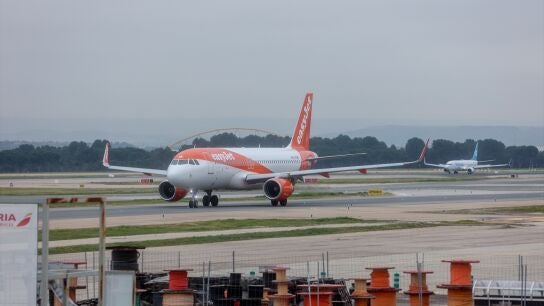 Un avi&oacute;n de easyJet en el aeropuerto Adolfo Su&aacute;rez Madrid-Barajas
