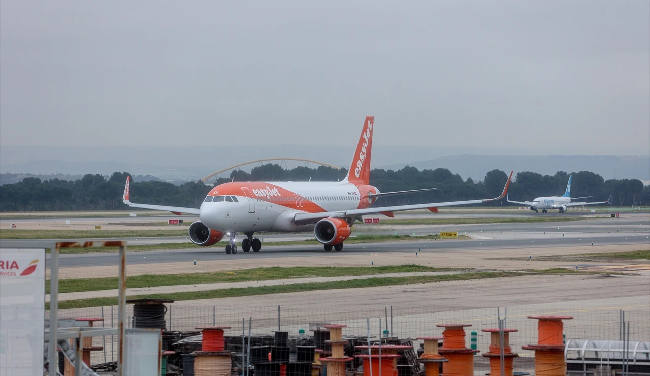 Un avión de easyJet en el aeropuerto Adolfo Suárez Madrid-Barajas
