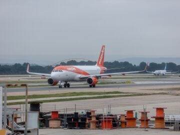 Un avión de easyJet en el aeropuerto Adolfo Suárez Madrid-Barajas