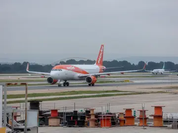 Un avión de easyJet en el aeropuerto Adolfo Suárez Madrid-Barajas Un avión de easyJet en el aeropuerto Adolfo Suárez Madrid-Barajas