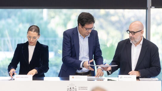 El ministro para la Transformaci&oacute;n Digital y de la Funci&oacute;n P&uacute;blica, &Oacute;scar L&oacute;pez, durante la firma con los sindicatos del acuerdo alcanzado para la mejora de las condiciones laborales y salariales de los empleados p&uacute;blicos, a 27 de noviembre de 2025, en Madrid (Espa&ntilde;a). El acuerdo elevar&aacute; los salarios de los m&aacute;s de tres millones de funcionarios un 11% en el periodo 2025-2028. Este incremento del 11% se distribuir&aacute; en un alza del 2,5% para este a&ntilde;o; del 1,5% para 2026, con un variable adicional...