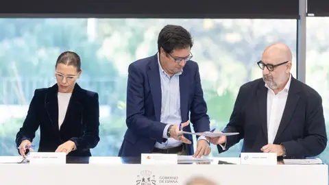 El Gobierno firma con sindicatos un acuerdo para la mejora de las condiciones de los funcionarios El ministro para la Transformación Digital y de la Función Pública, Óscar López, durante la firma con los sindicatos del acuerdo alcanzado para la mejora de las condiciones laborales y salariales de los empleados públicos, a 27 de noviembre de 2025, en Madrid (España). El acuerdo elevará los salarios de los más de tres millones de funcionarios un 11% en el periodo 2025-2028. Este incremento del 11% se distribuirá en un alza del 2,5% para este año; del 1,5% para 2026, con un variable adicional...