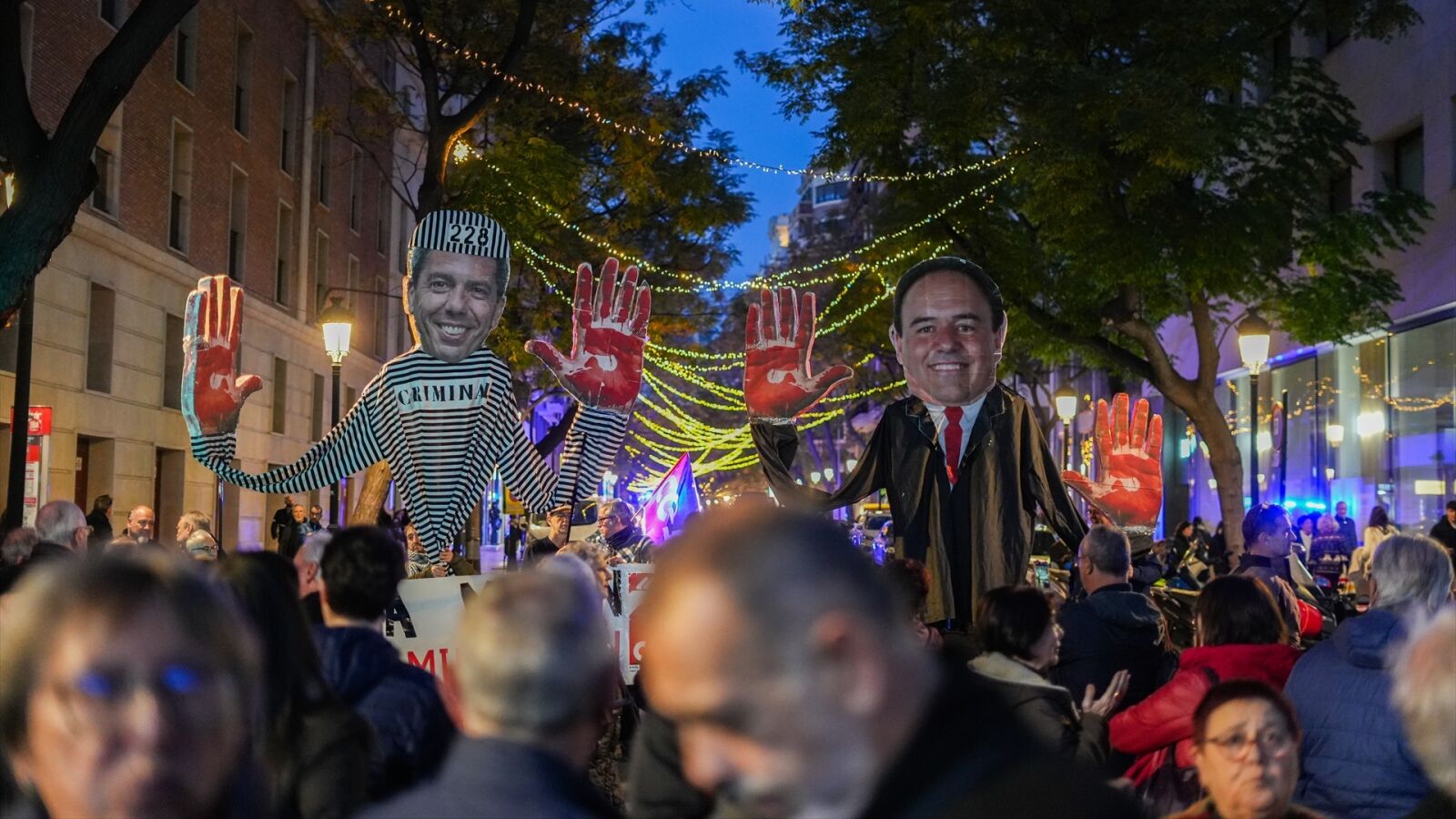 La manifestación 'Mazón a presó' exige al expresident que deje el acta de diputado y se someta a la justicia 
