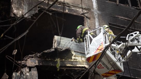 Imagen de los trabajadores de rescate limpiando los escombros de un edificio residencial de Kiev.
