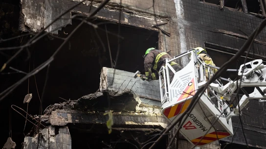 Imagen de los trabajadores de rescate limpiando los escombros de un edificio residencial de Kiev. Imagen de los trabajadores de rescate limpiando los escombros de un edificio residencial de Kiev.