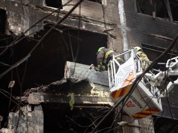 Imagen de los trabajadores de rescate limpiando los escombros de un edificio residencial de Kiev.