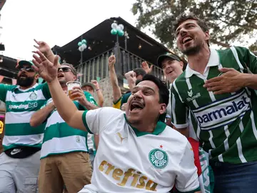 Aficionados del Palmeiras en la previa de la final de la Copa Libertadores Aficionados del Palmeiras en la previa de la final de la Copa Libertadores