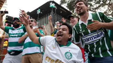 Aficionados del Palmeiras en la previa de la final de la Copa Libertadores Aficionados del Palmeiras en la previa de la final de la Copa Libertadores