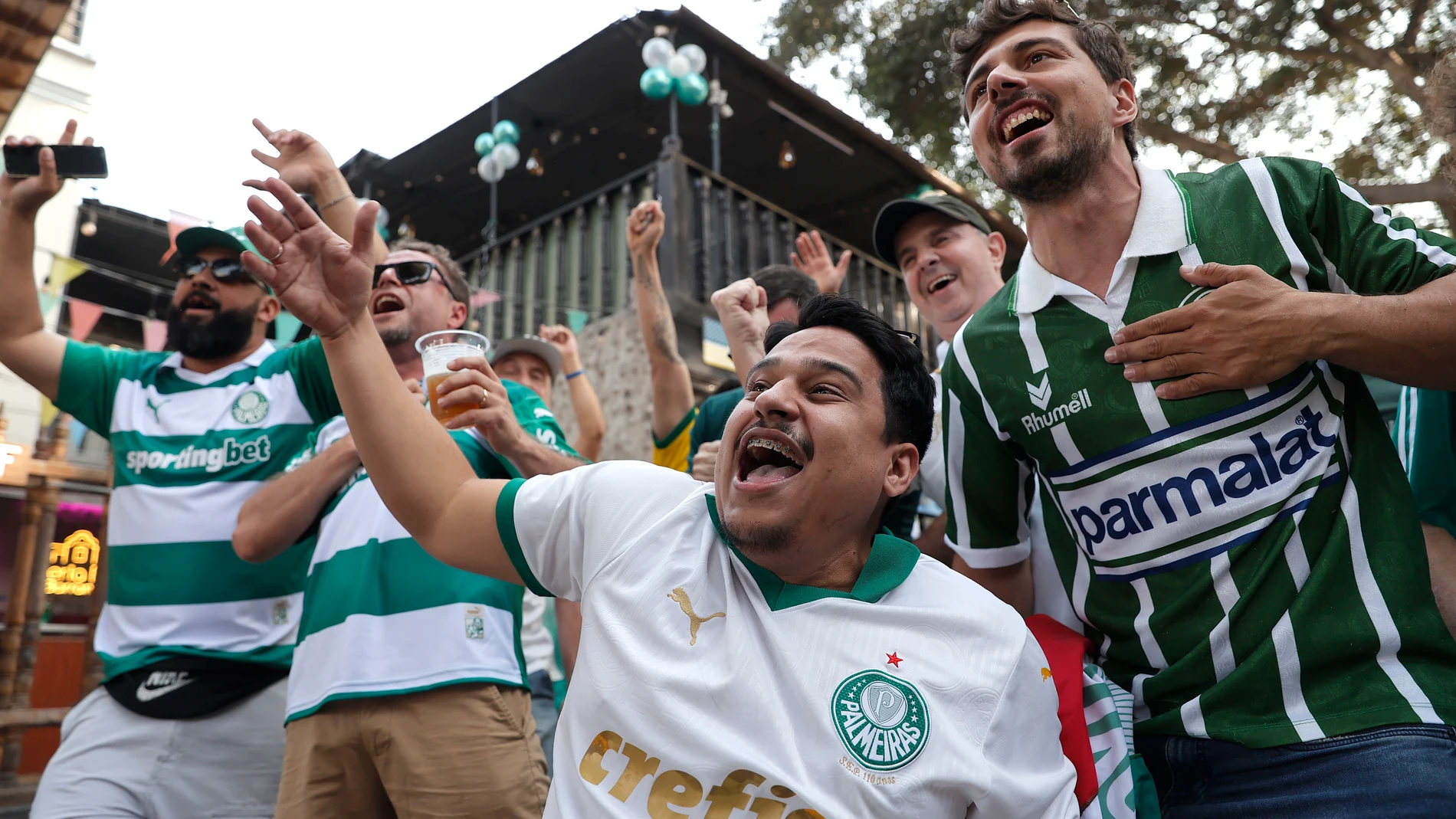 Aficionados del Palmeiras en la previa de la final de la Copa Libertadores Aficionados del Palmeiras en la previa de la final de la Copa Libertadores
