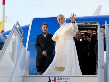 Imagen del papa Le&oacute;n XIV en el avi&oacute;n A320
