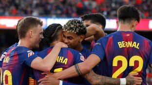 Los jugadores del Bar&ccedil;a celebran el gol de Lamine