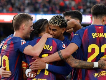 Los jugadores del Barça celebran el gol de Lamine