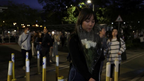 Ofrendas florales cerca del complejo de viviendas Wang Fuk Court tras el incendio mortal en Hong Kong.