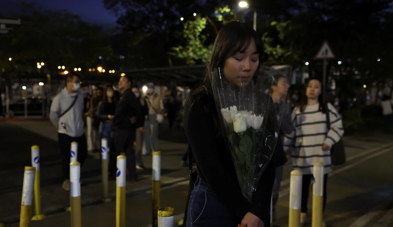 Ofrendas florales cerca del complejo de viviendas Wang Fuk Court tras el incendio mortal en Hong Kong.