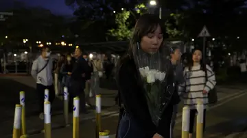 Ofrendas florales cerca del complejo de viviendas Wang Fuk Court tras el incendio mortal en Hong Kong. Ofrendas florales cerca del complejo de viviendas Wang Fuk Court tras el incendio mortal en Hong Kong.