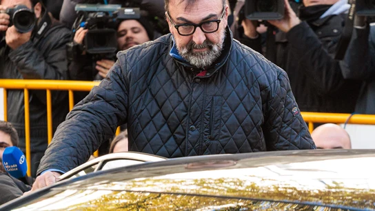 El Supremo decide hoy si Ábalos y Koldo siguen en libertad o van a prisión El exasesor Koldo García a su llegada al Tribunal Supremo, a 27 de noviembre de 2025, en Madrid (España). El magistrado del Tribunal Supremo, Leopoldo Puente, ha citado al exministro José Luis Ábalos y al exasesor Koldo García a comparecer hoy para decidir si les envía a prisión, como piden las acusaciones populares lideradas por el PP, de cara al juicio que se celebrará en contra de ambos por presuntas irregularidades en los contratos de mascarillas adjudicados por Transportes durante la pan...