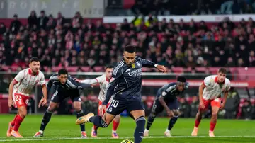 Mbappé tirando el penalti del empate Mbappé tirando el penalti del empate