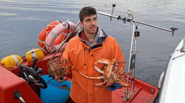 El marinero Martín Vidal de O Grove ha capturado en la ría de Arousa, la centolla más pesada esta campaña. El marinero Martín Vidal de O Grove ha capturado en la ría de Arousa, la centolla más pesada esta campaña.