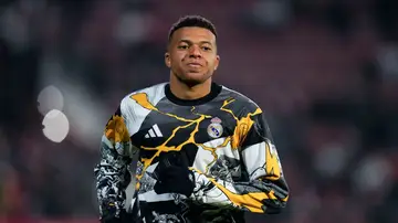 Mbappé calienta antes del Girona-Real Madrid Mbappé calienta antes del Girona-Real Madrid