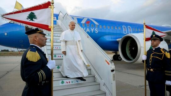 Imagen del papa Le&oacute;n XIV llegando al L&iacute;bano 