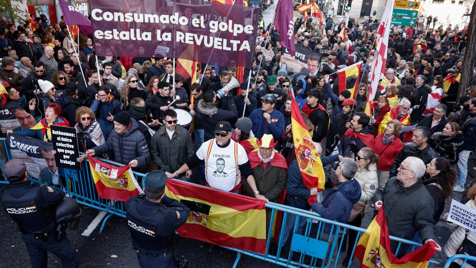  Un detenido en la protesta de la organización juvenil Revuelta frente a Ferraz