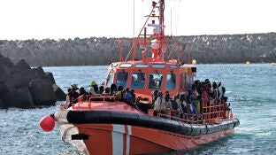 Imagen de archivo de un barco de Salvamento Mar&iacute;timo llegando al puerto de La Restinga, en El Hierro