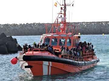 Imagen de archivo de un barco de Salvamento Marítimo llegando al puerto de La Restinga, en El Hierro