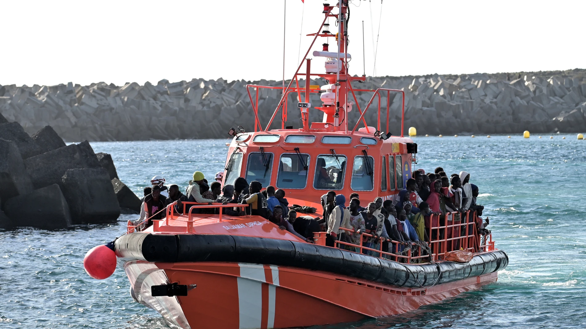 Imagen de archivo de un barco de Salvamento Marítimo llegando al puerto de La Restinga, en El Hierro Imagen de archivo de un barco de Salvamento Marítimo llegando al puerto de La Restinga, en El Hierro