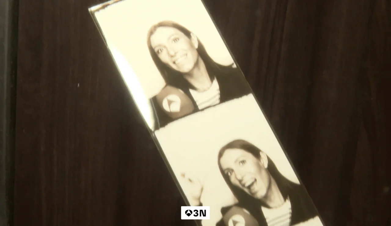 El fotomatón retro que arrasa en Barcelona: largas colas para llevarse sus fotos reveladas en papel