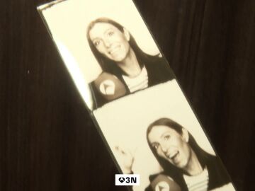 El fotomatón retro que arrasa en Barcelona: largas colas para llevarse sus fotos reveladas en papel