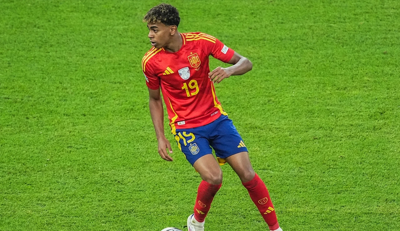 Lamine Yamal durante un partido con la Selección Española