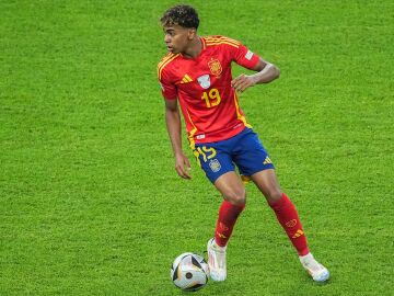 Lamine Yamal durante un partido con la Selecci&oacute;n Espa&ntilde;ola