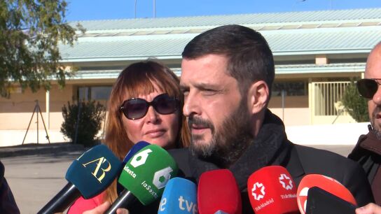Luis Chabaneix, abogado de Jos&eacute; Luis &Aacute;balos, en el exterior de la prisi&oacute;n de Soto del Real