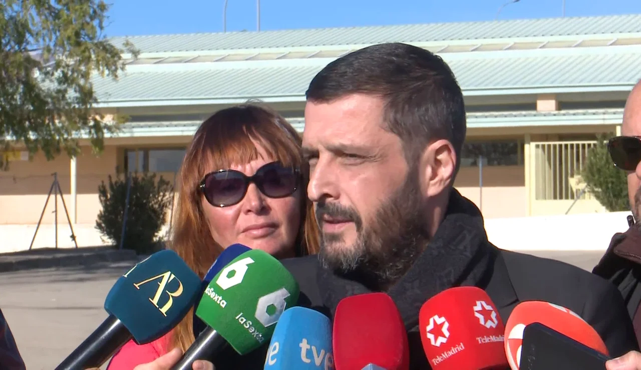 Luis Chabaneix, abogado de José Luis Ábalos, en el exterior de la prisión de Soto del Real