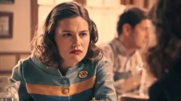 Manuela no se fía de Maripaz y le dice a Claudia que debe tener cuidado con ella Manuela no se fía de Maripaz y le dice a Claudia que debe tener cuidado con ella