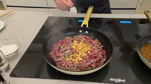 Agrega los cacahuetes y saltea todo Agrega los cacahuetes y saltea todo