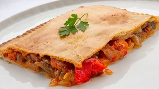 Empanada vegetal de pimiento, berenjena y cebolla, de Argui&ntilde;ano: un cl&aacute;sico muy f&aacute;cil de elaborar
