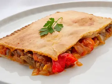 Empanada vegetal de pimiento, berenjena y cebolla, de Arguiñano: un clásico muy fácil de elaborar Empanada vegetal de pimiento, berenjena y cebolla, de Arguiñano: un clásico muy fácil de elaborar