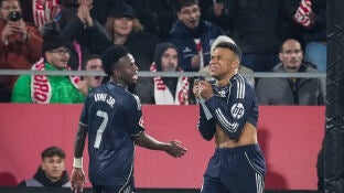 Kylian Mbappe se lamenta tras un ocasi&oacute;n en Montilivi