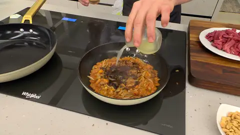 Añade la salsa de soja, el zumo de lima, el vinagre y el aceite de sésamo Añade la salsa de soja, el zumo de lima, el vinagre y el aceite de sésamo