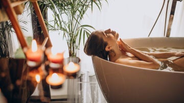 Una mujer en la bañera Una mujer en la bañera