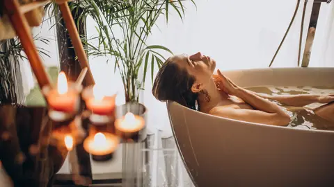 Una mujer en la bañera Una mujer en la bañera